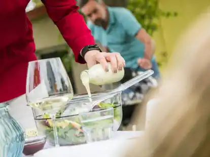 Das vorbereitete Dressing l&auml;sst sich in Gl&auml;ser oder Flaschen abf&uuml;llen. Man stellt sie auf den Tisch, damit sich jeder BBQ-Gast seinen Salat selbst ganz frisch anmachen kann.
