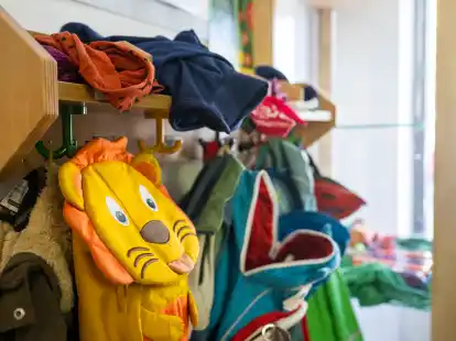 Die Ostfriesische Besch&auml;ftigungs- und Wohnst&auml;tten GmbH (obw) wird im Kindergartenjahr 2023/2024 die bisher als &bdquo;Hummelnest&ldquo; bekannte Kindertageseinrichtung als neuer Tr&auml;ger unter dem Namen &bdquo;Kinnerhuus middenmang Leer&ldquo; weiterf&uuml;hren.