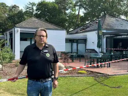 Vor dem zerst&ouml;rten Clubheim: Clubmanager Christoph Schomaker vom Oldenburgischen Golfclub nimmt wenige Stunden nach dem Feuer die Sch&auml;den in Augenschein.