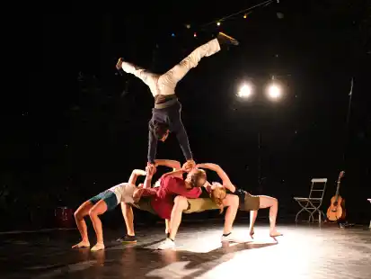 Sind f&uuml;r beeindruckende Boden- und Luftakrobatik bekannt: Das internationale Akrobaten-Kollektiv &bdquo;Common Ground&ldquo;.