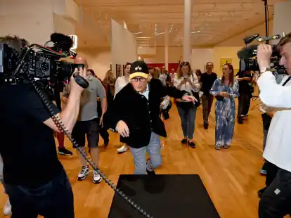 Otto Waalkes &laquo;f&auml;llt&raquo; beim Rundgang &uuml;ber eine Bank.