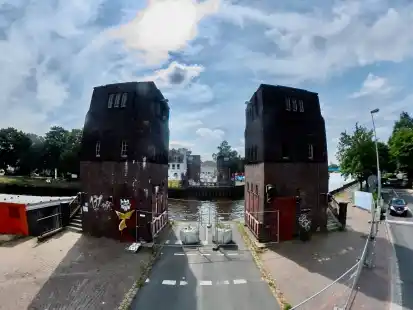 Die T&uuml;rme stehen noch, aber r&uuml;ber kommt schon lange niemand mehr: Die C&auml;cilienbr&uuml;cke wird in den kommenden Jahren abgerissen und neu gebaut.