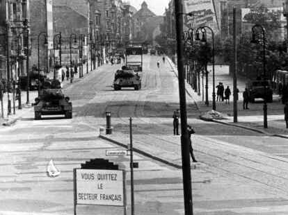 Blick in die Chausseestra&szlig;e mit sowjetischen Panzern nach der Niederschlagung des Aufstandes. Am 17. Juni 1953 protestierten in der DDR eine Million Menschen gegen den noch jungen sozialistischen Staat - bis sowjetische Panzer den Aufstand beendeten.