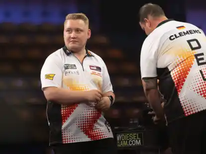 Das deutsche Darts-Duo Martin Schindler (l) und Gabriel Clemens bereiten sich auf ein Match vor.
