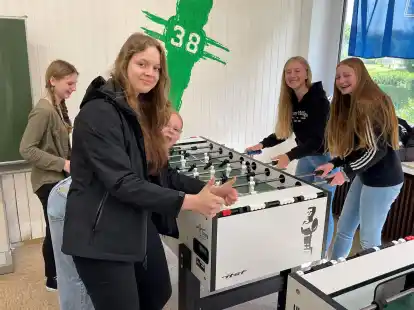 Sch&uuml;lerinnen der Oberschule Hohenkirchen testen einen der beiden neuen Profi-Kickertische.