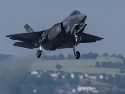 Ein Kampfflugzeug vom Typ F-35 der US-Air Force startet von der US-Air Base Spangdahlem w&auml;hrend der Luftwaffen&uuml;bung &laquo;Air Defender 2023&raquo;.