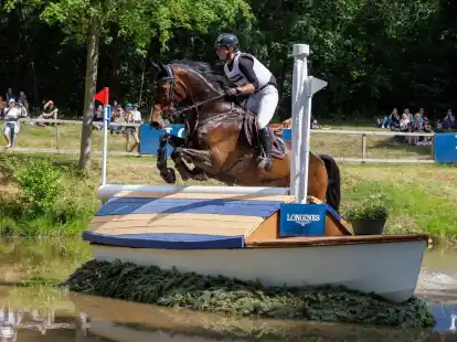 Olympiasiegerin Julia Krajewski springt auf Nickel &uuml;ber ein Hindernis.