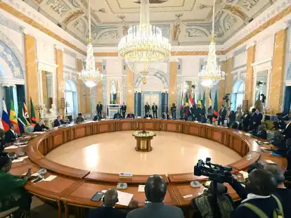 Pr&auml;sident Putin (l) konferiert mit den Vertretern mehrerer afrikanischer Staaten in St. Petersburg.