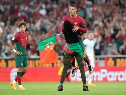 Ein Fan hebt Portugals Cristiano Ronaldo hoch.