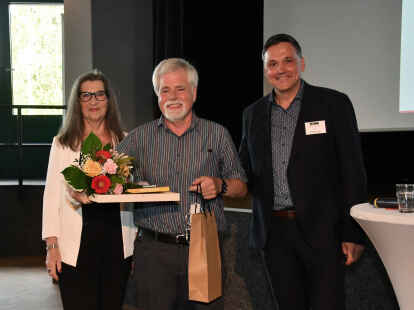 Unter anderem f&uuml;r sein Engagement im Wei&szlig;en Ring geehrt: Kurt Werner (Mitte) mit Petra Klein (Bundesvorsitzende im Wei&szlig;en Ring) und B&uuml;rgermeister J&ouml;rg Skatulla