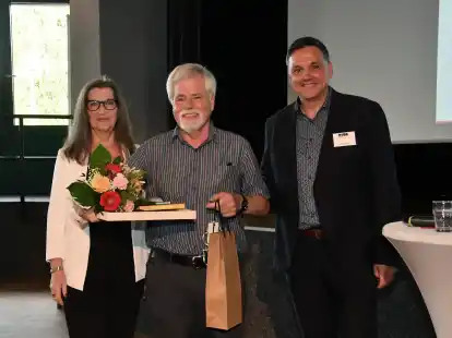 Unter anderem f&uuml;r sein Engagement im Wei&szlig;en Ring geehrt: Kurt Werner (Mitte) mit Petra Klein (Bundesvorsitzende im Wei&szlig;en Ring) und B&uuml;rgermeister J&ouml;rg Skatulla