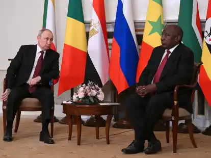 Wladimir Putin (l) unterh&auml;lt sich mit dem s&uuml;dafrikanischen Pr&auml;sidenten Cyril Ramaphosa nach einem Treffen mit einer Delegation afrikanischer Staatsoberh&auml;upter.