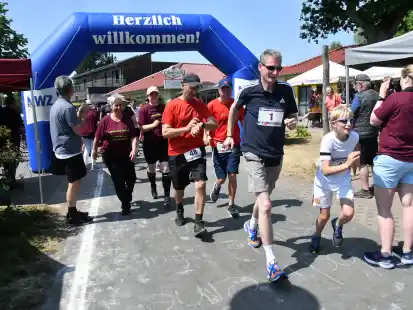 3. Spendenlauf f&uuml;r das Falkenburger Laurentius-Hospiz am Falkensteinsee in der Gemeinde Ganderkesee: Erster der Starter im Hauptfeld war Schirmherr und B&uuml;rgermeister Ralf Wessel (Startnummer 1).