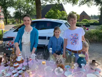 Sie haben morgens schon die ersten St&uuml;cke beim Flohmarkt des B&uuml;rgervereins Gro&szlig;enkneten verkauft: Marieke Toben (links), Birte Voigt (zweite von rechts) mit den Kindern Lea und Juna