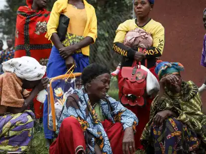 Frauen trauern in Bwera, w&auml;hrend sie darauf warten, die Leichen ihrer Angeh&ouml;rigen abzuholen, die mutma&szlig;lich von islamistischen Rebellen get&ouml;tet wurden.