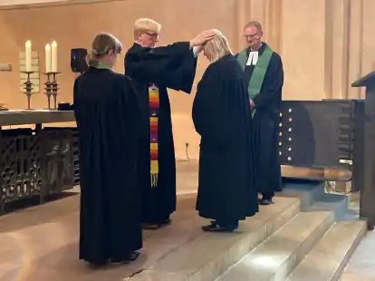 Beatrix Konukiewitz (Mitte) erh&auml;lt Segen nach dem Kreispfarrer Betram Althausen (2. von links) sie von ihren Pflichten entband. Pfarrer Lars L&ouml;wensen (rechts) und Pfarrerin Silvia Duch (links) gaben der 65-J&auml;hrigen ebenfalls Gottessegen mit auf den Weg.