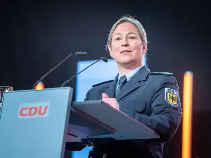 Claudia Pechstein h&auml;lt beim CDU-Grundsatzkonvent eine Rede in ihrer Bundespolizei-Uniform.