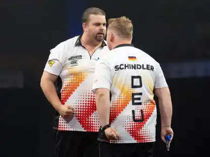 Gabriel Clemens (l) und Martin Schindler sind im Halbfinale der Darts-WM ausgeschieden.