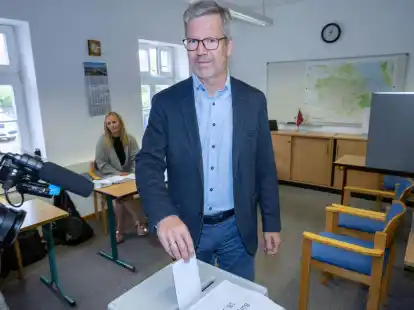 Oberb&uuml;rgermeister Stefan Fassbinder stimmt beim B&uuml;rgerentscheid &uuml;ber die Containerunterk&uuml;nfte in Greifswald ab.