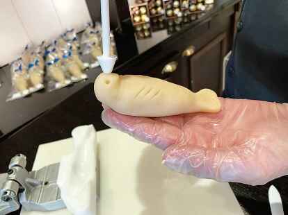 4. Schritt: Auch die Augenh&ouml;hlen werden h&auml;ndisch eingearbeitet.