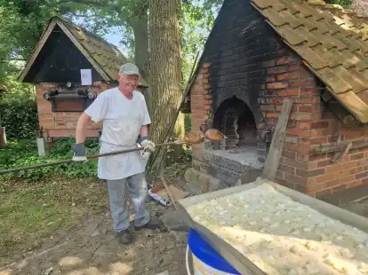 Buk Butterkuchen und frische Brote im Steinofen f&uuml;r die Besucher: Hans-Hermann Seedorf.