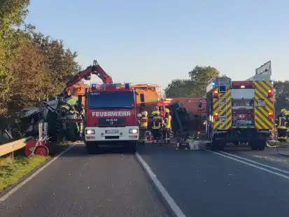 Bei dem Unfall am 28. Oktober 2021 sind auf der B210 hinter der Auffahrt Jever-Ost zwei Lastwagen frontal zusammengesto&szlig;en. Drei Insassen kamen dabei ums Leben, ein vierter erlitt schwere Verletzungen.
