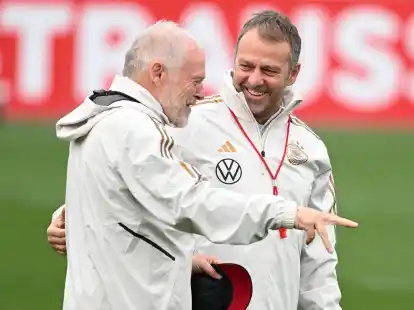 Hermann Gerland (l) sieht Hansi Flick als den perfekten Bundestrainer.