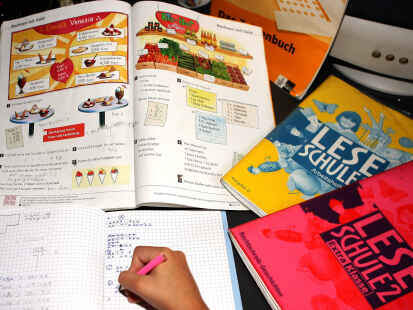 Die Kosten f&uuml;r Schulb&uuml;cher liegen je Kind in Oldenburg schnell bei 100 Euro und mehr - von diesen Summen sind manche Familien &uuml;berfordert. Wer Leistungen des Jobcenters bezieht, bekommt die Kosten auf Antrag erstattet.