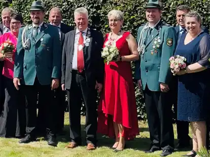 Danken nach einem Jahr Regentschaft ab: K&ouml;nigspaar Clemens und Claudia Einhaus (Mitte).
