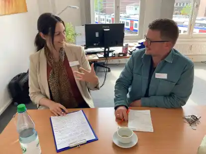 Jana Stegen leitet die Au&szlig;enstelle Oldenburg des Berufsf&ouml;rderungswerks Friedehorst, Manuel Willer ist  P&auml;dagoge im psychosozialen Dienst der Einrichtung. Sie helfen Menschen mit psychischen Erkrankungen zur&uuml;ck ins Berufsleben zu finden.