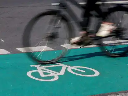 Eine Radfahrerin f&auml;hrt in Leipzig &uuml;ber einen gr&uuml;n eingef&auml;rbten Radweg.