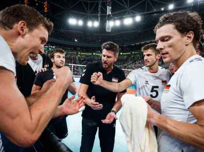 Michal Winiarski (M) ist der Trainer der deutschen Volleyballer.