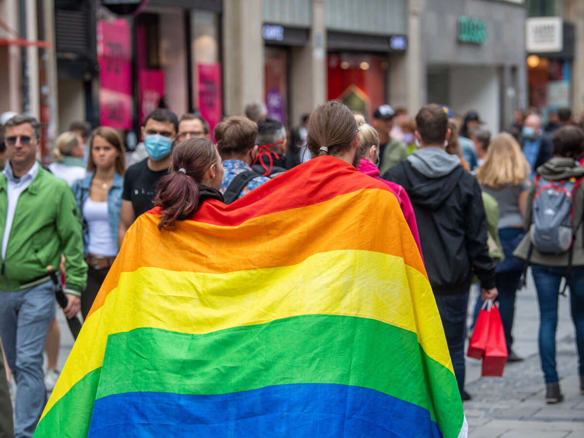 Straftat Gegen Die Sexuelle Selbstbestimmung Queerfeindlichkeit in Niedersachsen: Wann ist eine Straftat politisch