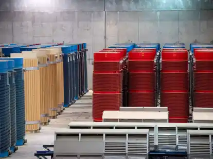 Beh&auml;lter mit hochradioaktiven Abf&auml;llen und Transporthauben in Gorleben.