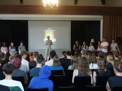 Beim Poetry Slam traten Sch&uuml;ler mit Texten &uuml;ber das Mariengymnasium gegeneinander an.