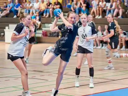 Die HG Jever/Schortens (mit Caya Isabell Oeltermann am Ball) haderte gegen Garrel mit der Ausbeute bei den Siebenmetern. Die zwei vergebenen Strafw&uuml;rfe fehlten am Ende zum Unentschieden.