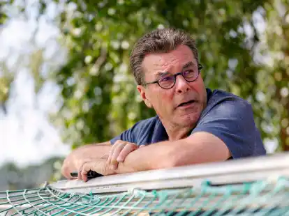 Dieter Hecking, Sportvorstand des 1. FC N&uuml;rnberg, beobachtet das Training.