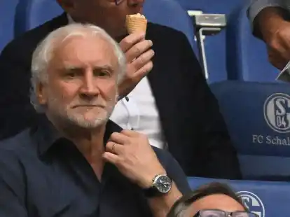 Rudi V&ouml;ller beobachtet das Spiel der DFB-Auswahl gegen Kolumbien.