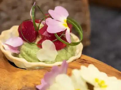 Die Bl&uuml;ten als Hingucker und W&uuml;rze: Die Gem&uuml;se-Tartelette mit B&auml;rlauchmousse garniert Paul Wieder mit Kapuziner- oder Borretschbl&uuml;ten.