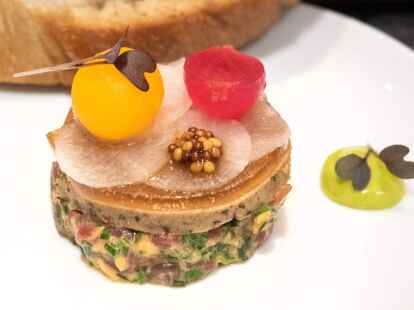 Das Tatar im Stil von Koch Paul Wieder, hier mit Rindsgelee und eingelegten Steinpilzen. (Andreas Drouve/dpa-tmn)
