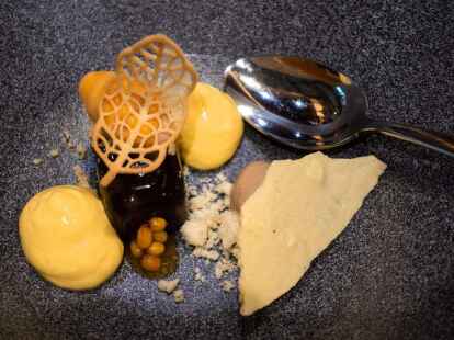 Kleine Kulinarik-Kunstwerke zum Nachtisch: Biskuit und Salz-Karamell von K&uuml;chenchef Paul Wieder. (Andreas Drouve/dpa-tmn)