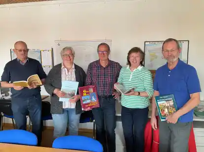 Auch in der Wangerl&auml;nder Geschichtswerkstatt besch&auml;ftigen sich (v.l.) Martin Ahrends, Margret Decker-Rieken, Heino Harms, Renate Peters und Siggi Bleeck mit der weitreichenden Geschichte der Kirch- und Friedh&ouml;fe im Wangerland.