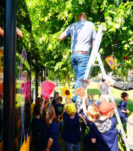 Hier werden die Karten der Wallster Kinder mit den Kinderrechten am Kinderrechtsbaum befestigt.