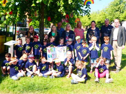 Der Kindergarten &bdquo;Rappelkiste&ldquo; aus Walle besucht den Kinderrechtsbaum. Die Forderungen der Kinder sind auf selbstgebastelten Karten zu lesen, die ihren Kindergarten-Tieren entsprechen.