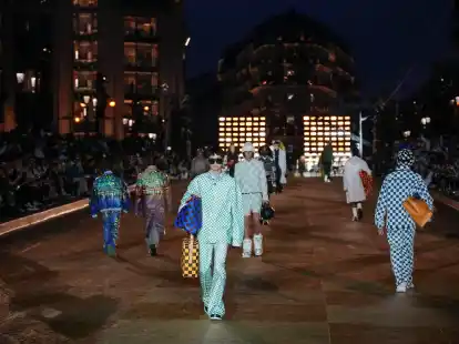 Models pr&auml;sentieren die erste Louis Vuitton Herrenkollektion f&uuml;r die Saison Fr&uuml;hjahr/Sommer 2024, die von dem US-Musiker Williams kreiert wurde.