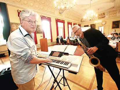 Heinz Fr&ouml;hling und Kai Liedke aus Oldenburg sorgen als Duo Roundabout f&uuml;r den musikalischen Rahmen.