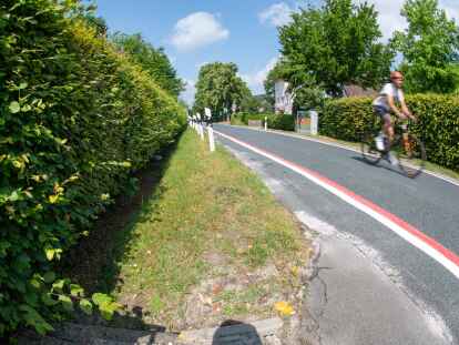 Am Quellenweg: Der Abschnitt zwischen Kleestra&szlig;e und Uhlhornsweg ist sehr schmal. Um Parkpl&auml;tze zu schaffen k&ouml;nnte, Teile der Gr&auml;ben verrohrt werden.