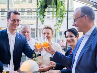 Prost: NRW-Ministerpr&auml;sident Hendrik W&uuml;st (l) und CDU-Chef Friedrich Merz sto&szlig;en mit einem Bier an.