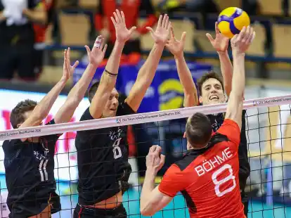 Deutschlands Marcus B&ouml;hme beim Angriff.