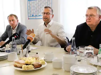 Sind sich in vielen wichtigen Fragen einig: Von links Hauke Hilz (FDP), SPD-Chef Martin G&uuml;nthner und CDU-Vorsitzender Torsten Neuhoff. SPD, CDU und FDP bilden in den n&auml;chsten vier Jahren die Mehrheitsgruppe im Stadtparlament.